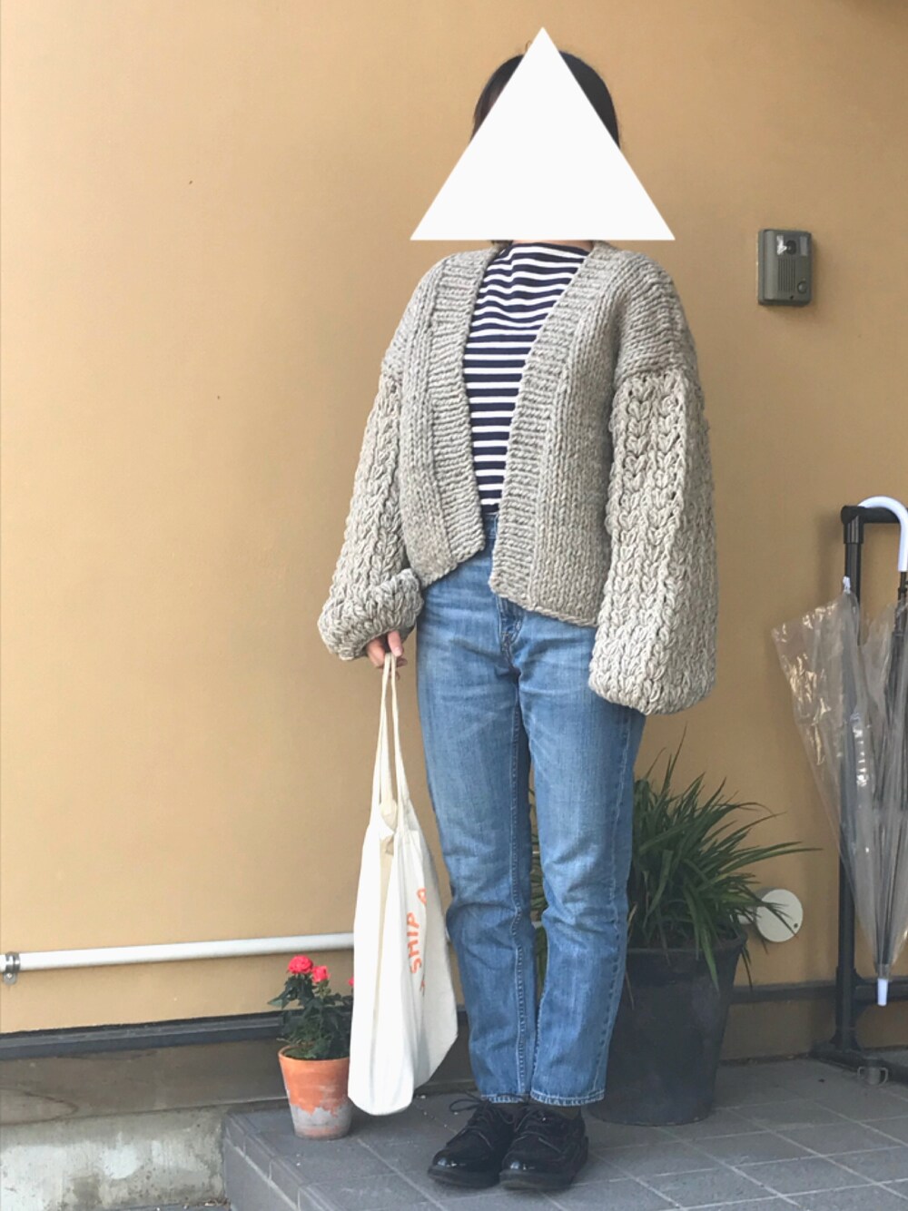 グレー系のカーディガン/ボレロ、ブルー系のTシャツ/カットソー、ブルー系のデニムパンツを着用したレディースの冬コーディネートの1枚目の写真