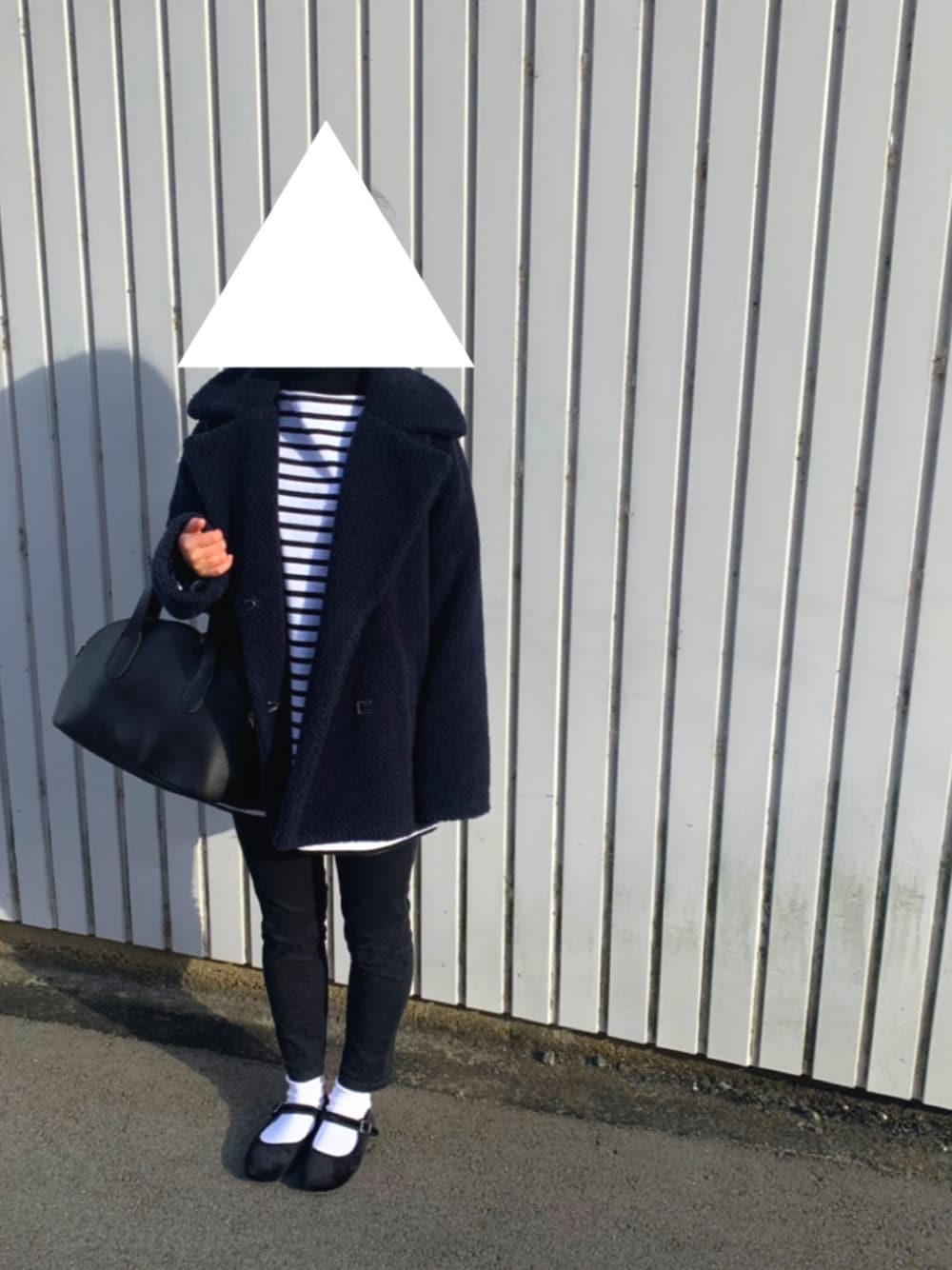 「カジュアルコーデ、休日スタイル、低身長コーデ、オーバーサイズ、ブラック、ootd、シンプル、ママコーデ、GU、今日のコーデ」｜「LA MARINE FRANCAISEのショートピーコート ボア（ピーコート、ブルー系）」を使った、tiyさん（レディース・153cm）の冬コーディネートの1枚目の写真