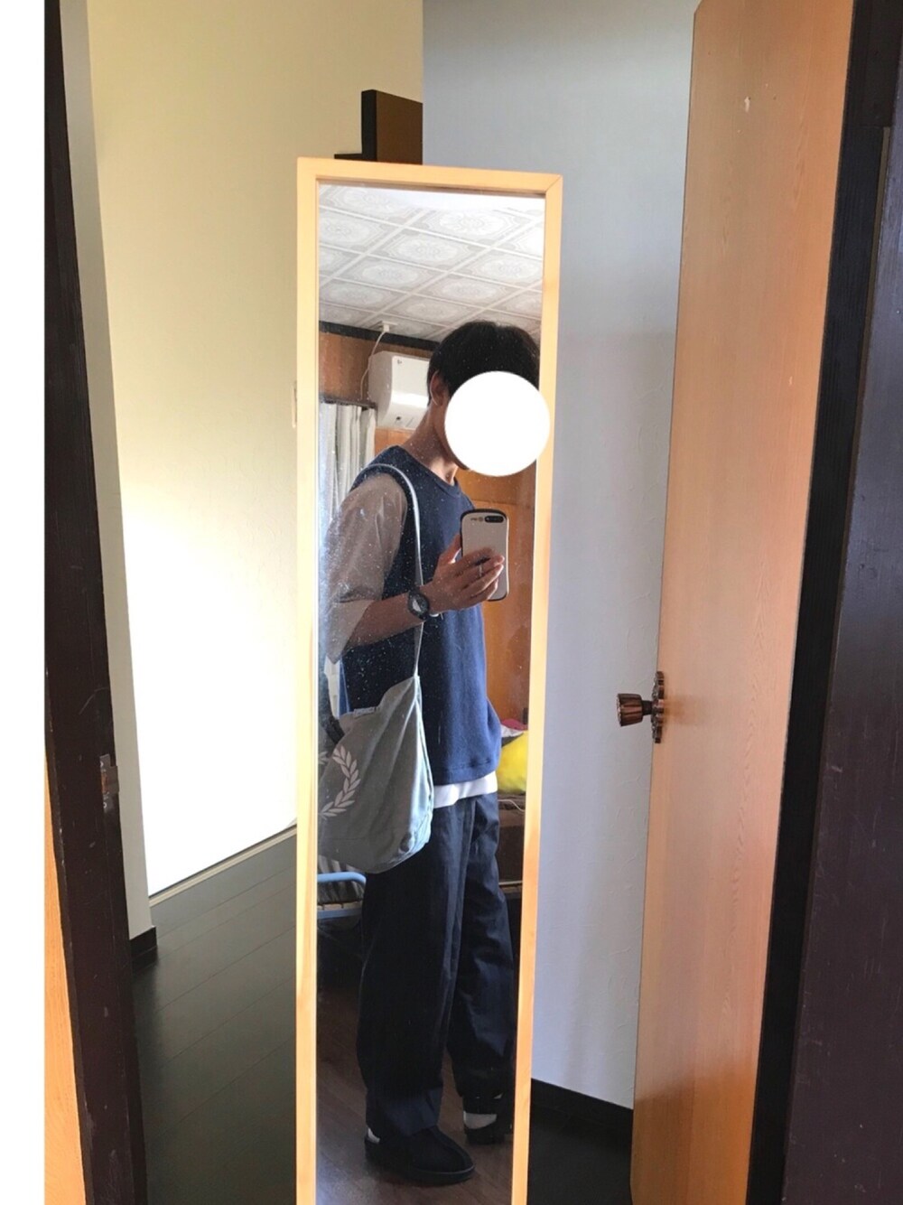 ブルー系のベスト、ホワイト系のTシャツ/カットソー、ブラック系のスラックスを着用したメンズの夏コーディネートの1枚目の写真