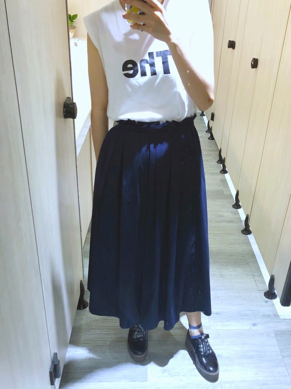 「white、blue、black、ootd、outfit、coodinate、skirt、tank top、夏コーデ」｜「miluku showroomのアイテム（タンクトップ、ホワイト系）」を使った、Sakana さん（レディース・159cm）の夏コーディネートの1枚目の写真