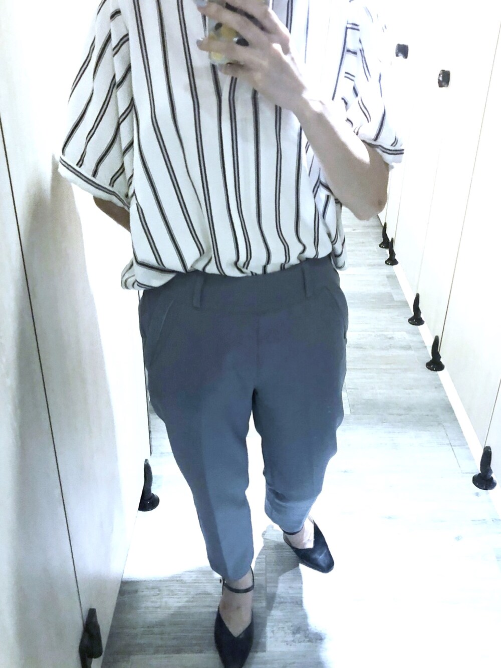 その他のシャツ/ブラウス、ブルー系のスラックス、ブラック系のパンプスを着用したレディースの夏コーディネートの1枚目の写真