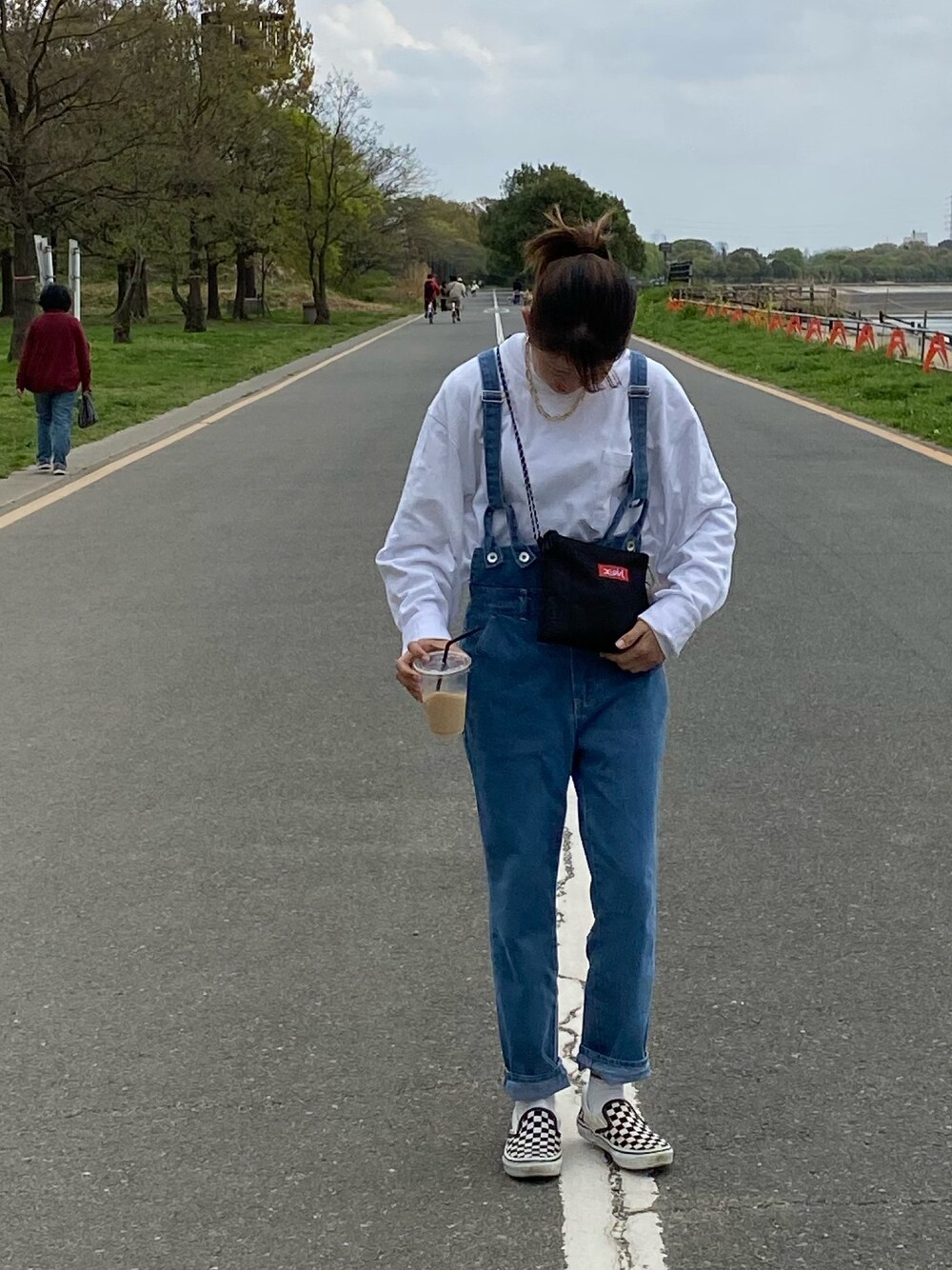 「今日のコーデ、春コーデ、古着コーデ、スニーカーコーデ、オーバーオール、古着MIX、カーハート、バンズ、carhartt、VANS」｜「VANSのVANS SLIP ON CHECKER / バンズ スリッポン（スリッポン、ホワイト系）」を使った、姫花さん（レディース・160cm）の春コーディネートの1枚目の写真