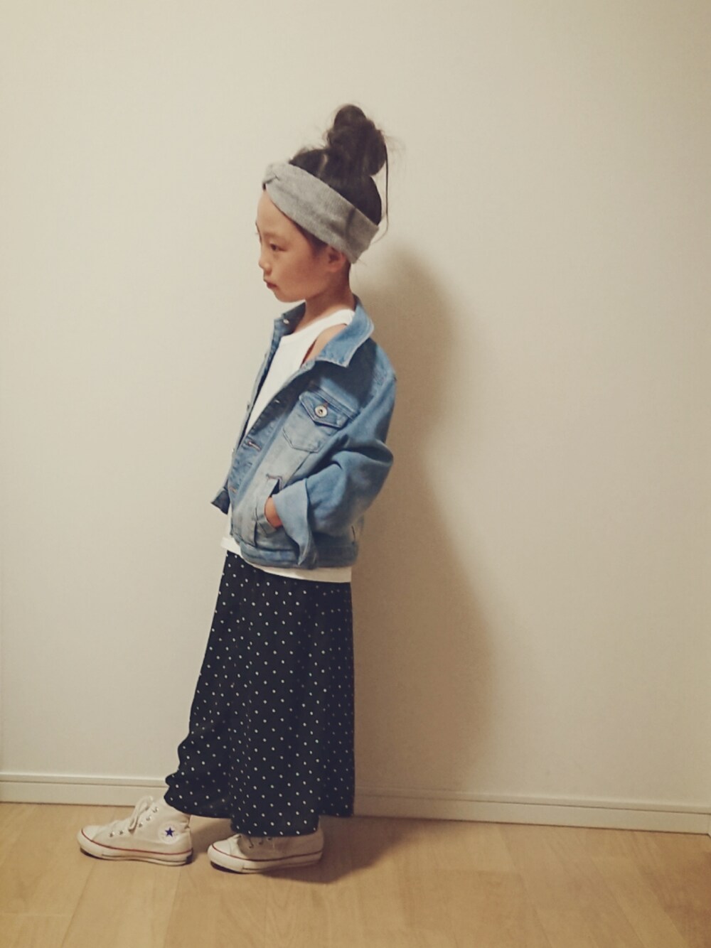 「7歳、女の子、秋コーデ、デニムジャケット、ドット、タンクトップ、コンバース、ヘアバンド、おだんごヘアー、ゆるコーデ」｜「devirockのパック入り★ベーシックタンクトップ（タンクトップ、ホワイト系）」を使った、ひーさんさん（キッズ・110cm）の秋コーディネートの1枚目の写真