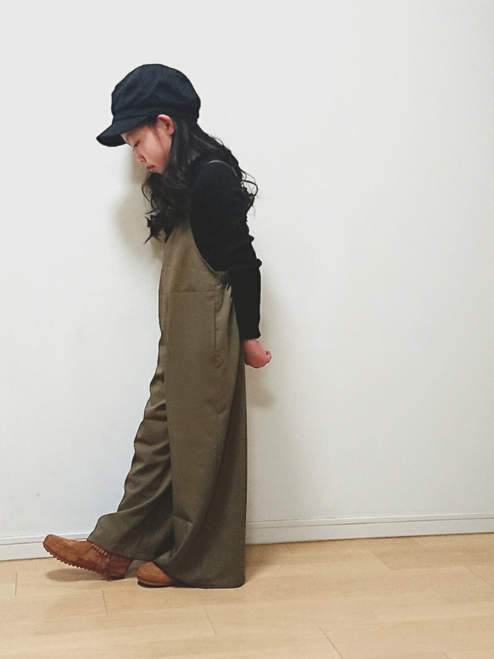 「キッズコーデ、シンプル、キャスケット、サロペット、フリンジブーツ、女の子、キッズファッション、おしゃれさんと繋がりたい」｜「devirockのキャミサロペット（サロペット/オーバーオール、グリーン系）」を使った、ひーさんさん（キッズ・120cm）の冬コーディネートの1枚目の写真