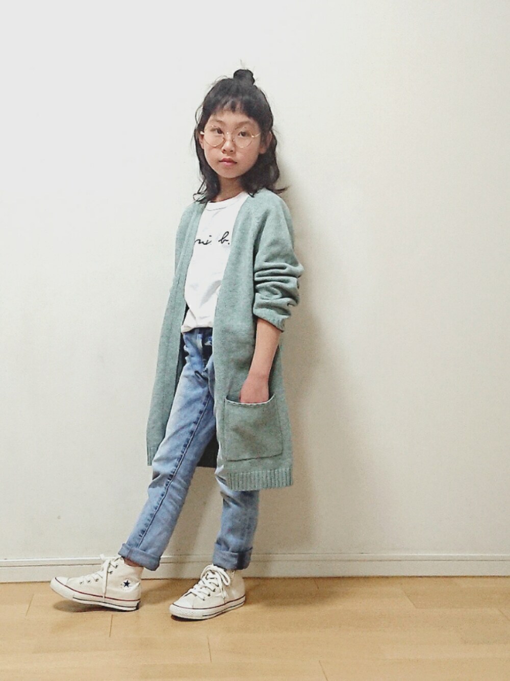 「パステル映える春、キッズコーデ、シンプル、カーディガン、ミントグリーン、ハイカットスニーカー、おだんごヘアー、春コーデ、おしゃれさんと繋がりたい、めがね」｜「agnes b.のS137 E TS（Tシャツ/カットソー、ホワイト系）」を使った、ひーさんさん（キッズ・120cm）の春コーディネートの1枚目の写真