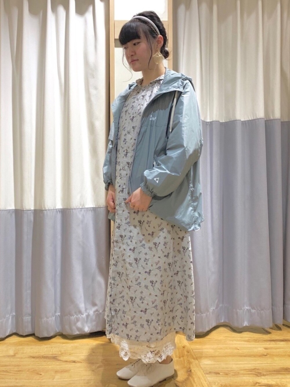 グリーン系のワンピース、ホワイト系のドレスシューズ、ホワイト系のその他パンツを着用したレディースの春コーディネートの1枚目の写真