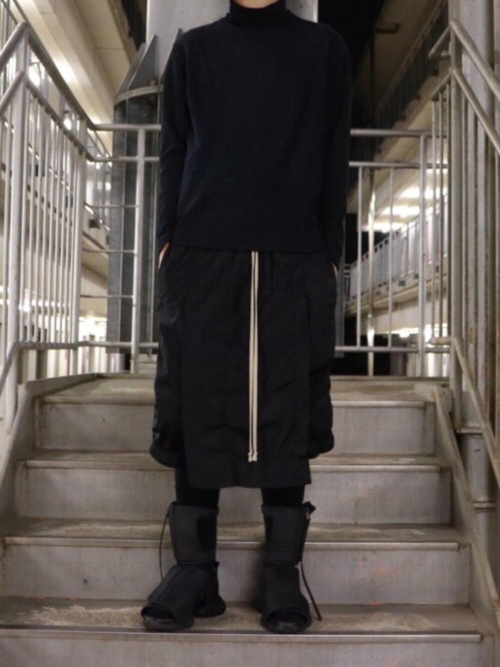 「adidas、UNIQLO、RickOwens×adidas、RICK OWENS、Rick Owens dark shadow」｜「UNIQLOのアイテム（Tシャツ/カットソー、ブラック系）」を使った、みずきさん（メンズ・170cm）の秋コーディネートの1枚目の写真