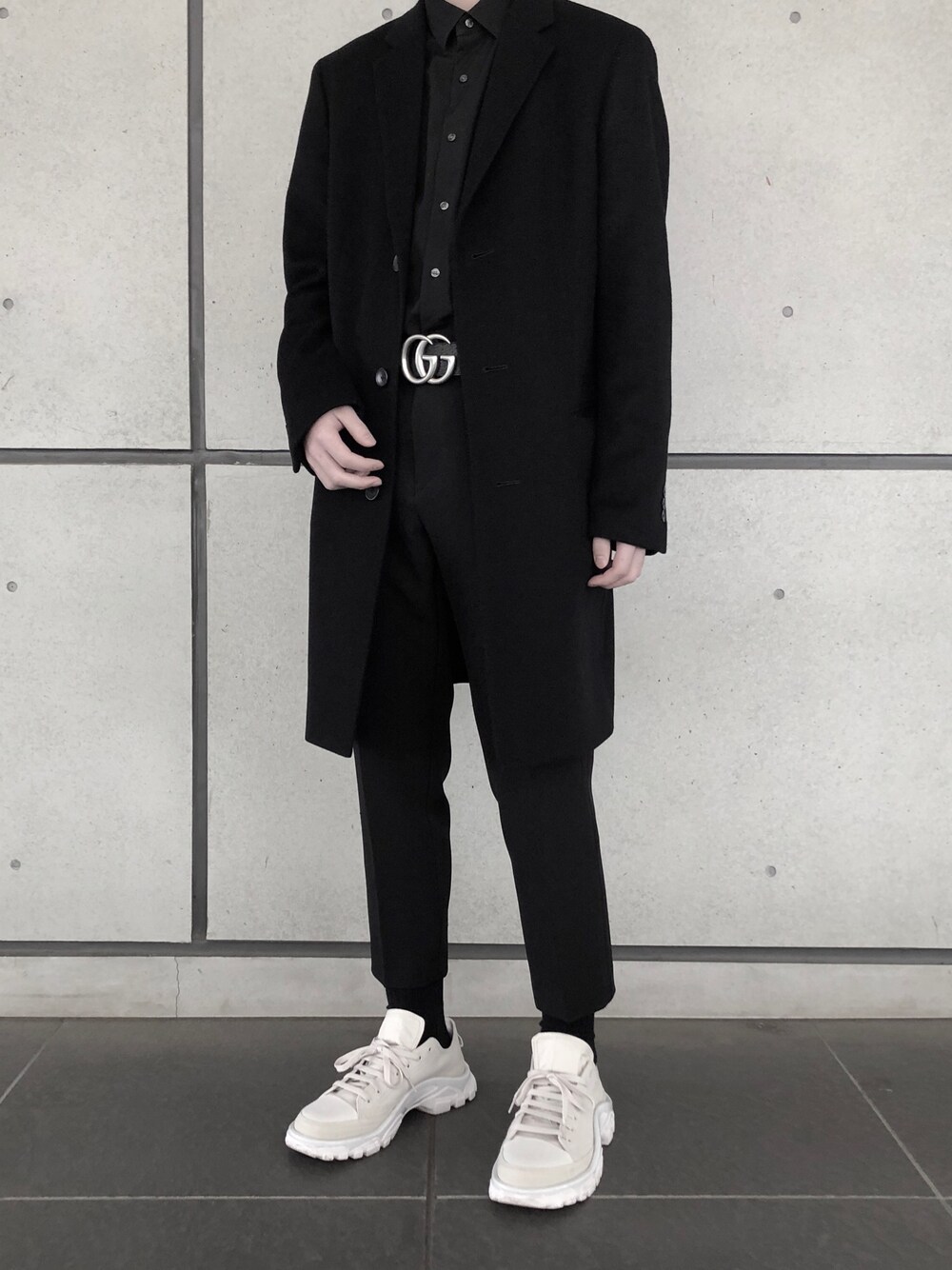 「GUCCI、RAF SIMONS、rafsimons×adidas」｜「GUCCIのアイテム（ベルト、シルバー系）」を使った、みずきさん（メンズ・170cm）の春コーディネートの1枚目の写真