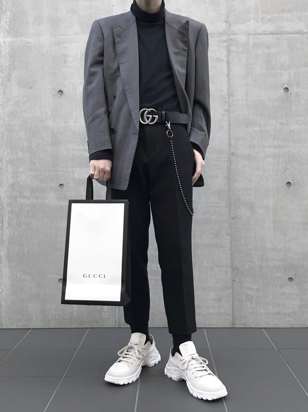 「burberry、RAF SIMONS、rafsimons×adidas、GUCCI」｜「BURBERRYのアイテム（テーラードジャケット、グレー系）」を使った、みずきさん（メンズ・170cm）の春コーディネートの1枚目の写真