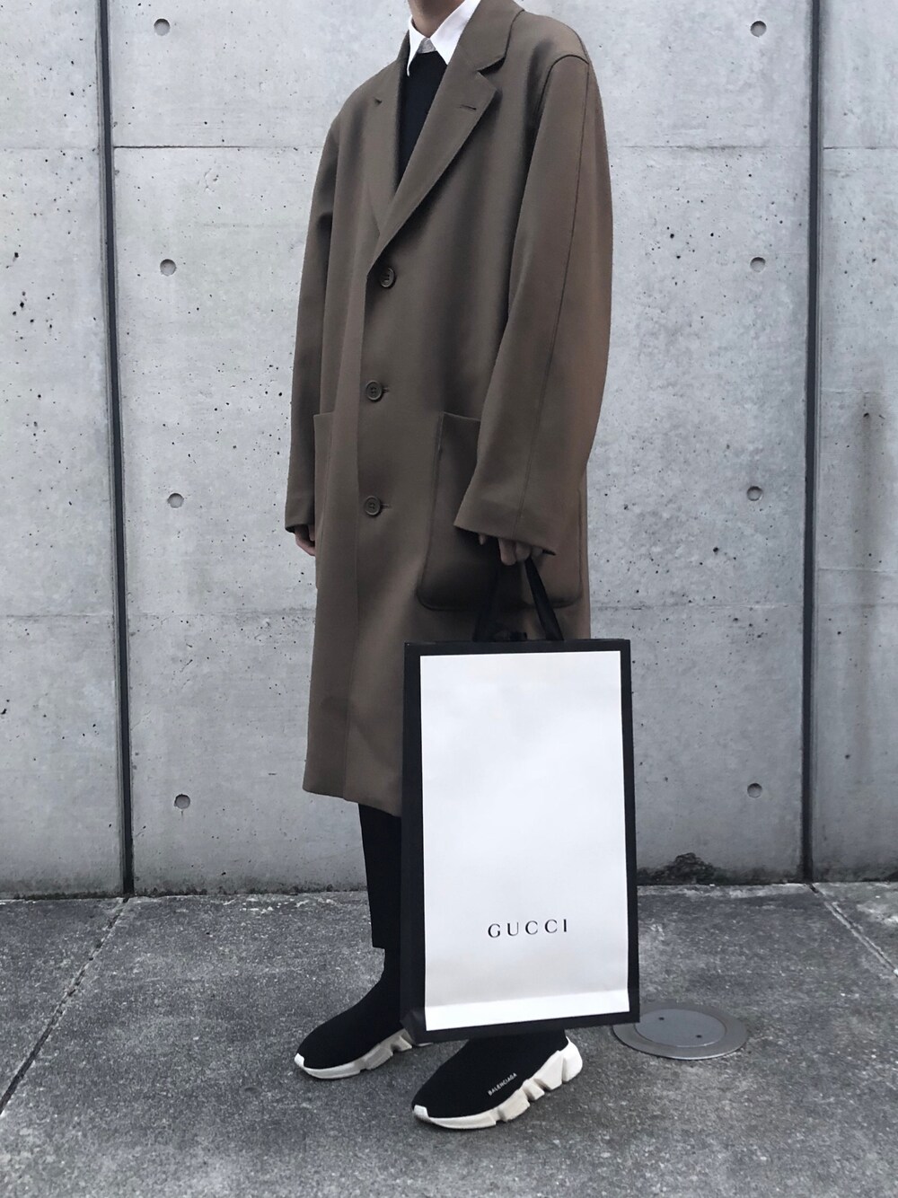 「BALENCIAGA」｜「BALENCIAGAのアイテム（スニーカー、ブラック系）」を使った、みずきさん（メンズ・170cm）の春コーディネートの1枚目の写真