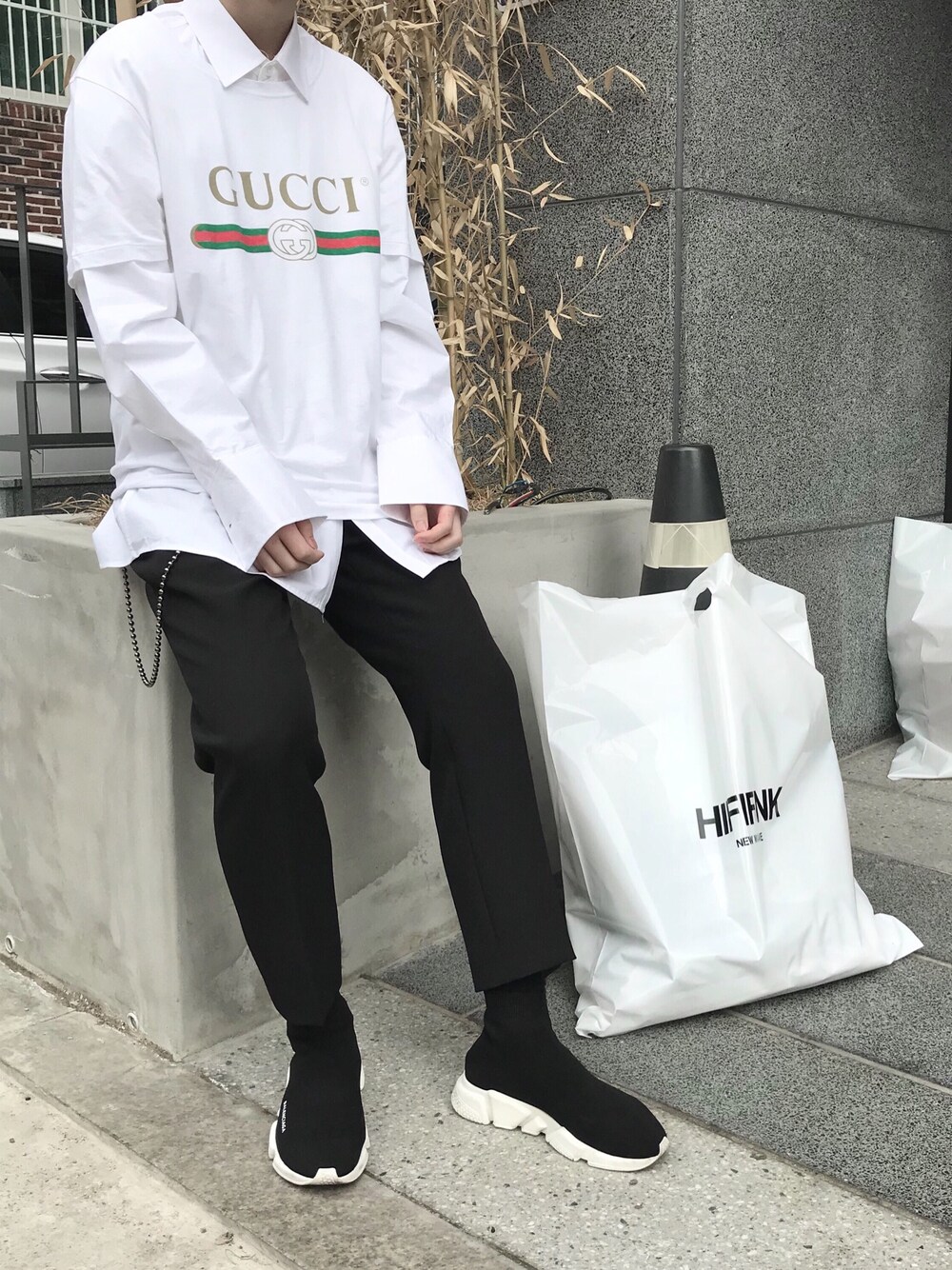 「春コーデ、シンプル、大人カジュアル、GUCCI、BALENCIAGA」｜「GUCCIのアイテム（Tシャツ/カットソー、ホワイト系）」を使った、みずきさん（メンズ・170cm）の春コーディネートの1枚目の写真