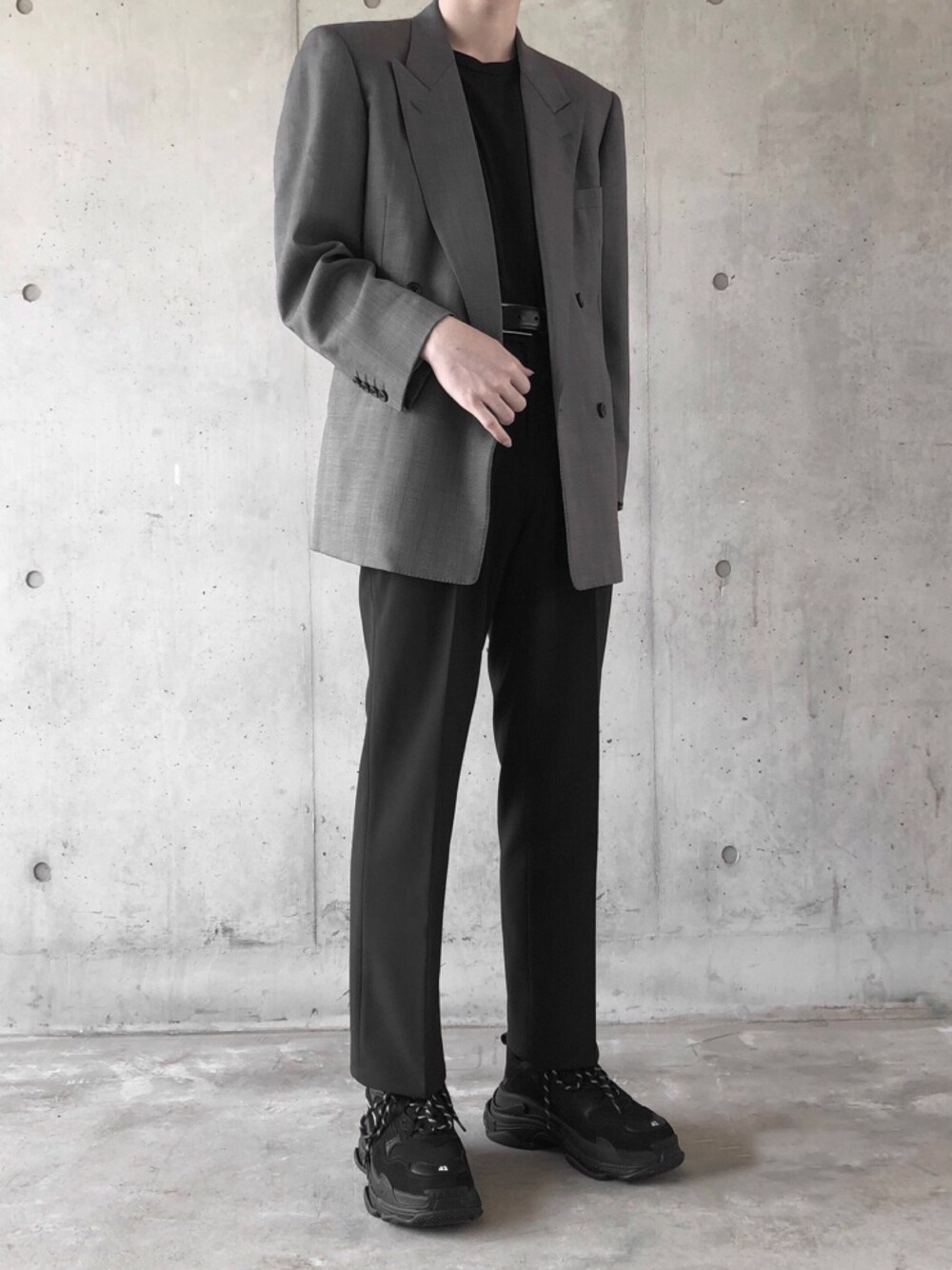 「BALENCIAGA、triples」｜「BALENCIAGAのアイテム（スニーカー、ブラック系）」を使った、みずきさん（メンズ・170cm）の春コーディネートの1枚目の写真