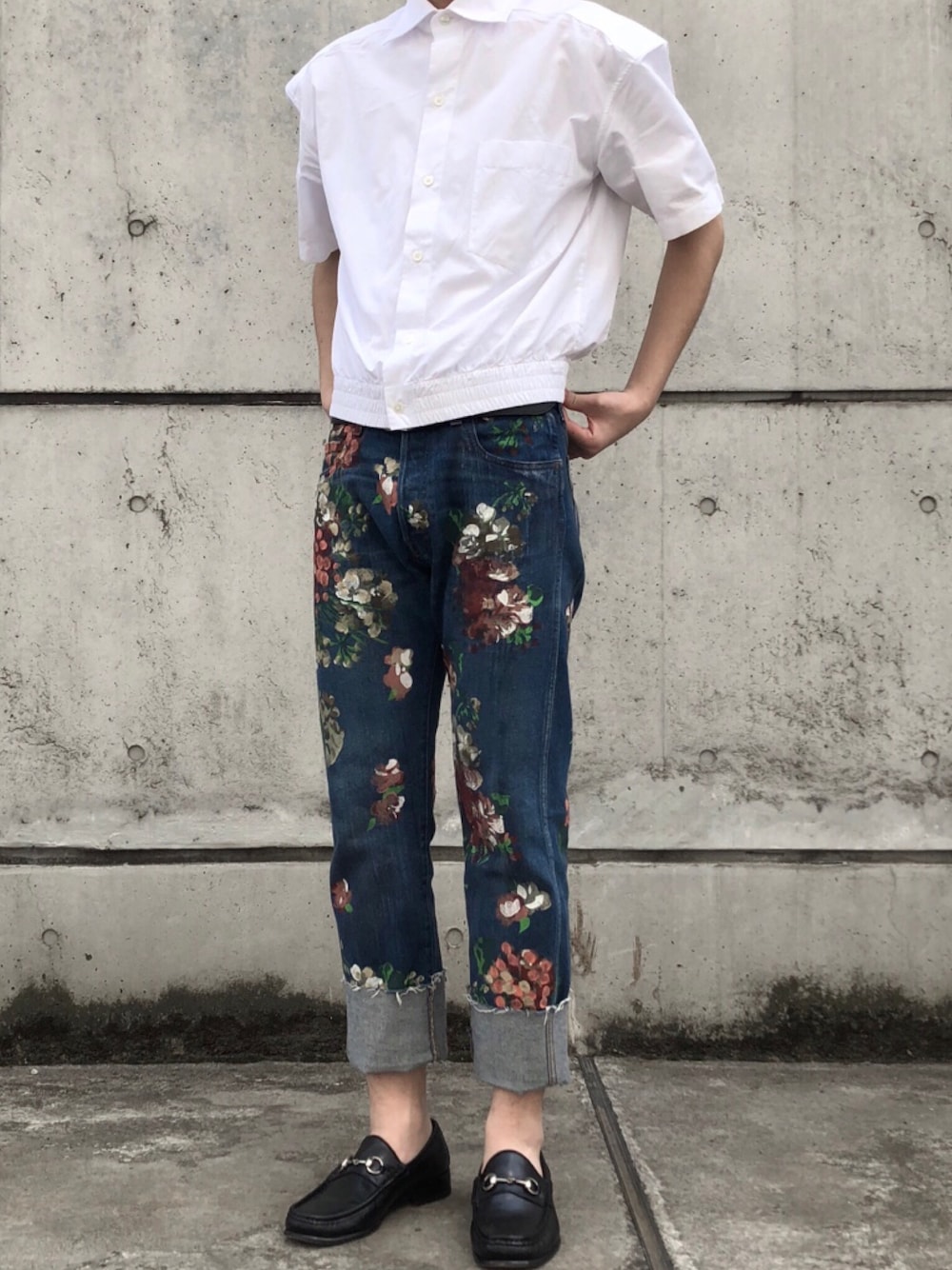 「BALENCIAGA、GUCCI、シンプル、キレイめ、シャツ、シャツスタイル」｜「BALENCIAGAのアイテム（シャツ/ブラウス、ホワイト系）」を使った、みずきさん（メンズ・170cm）の秋コーディネートの1枚目の写真