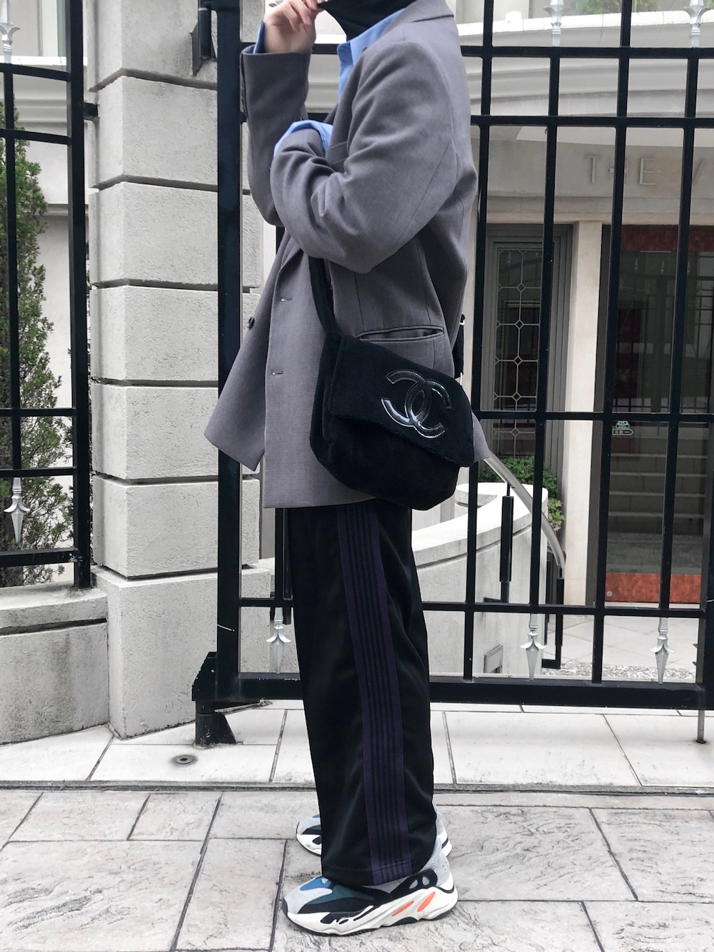 「キレイめ、シャツスタイル、ootd、黒、シンプル、NEEDLES、chanel」｜「CHANELのアイテム（ショルダーバッグ、ブラック系）」を使った、みずきさん（メンズ・170cm）の春コーディネートの1枚目の写真