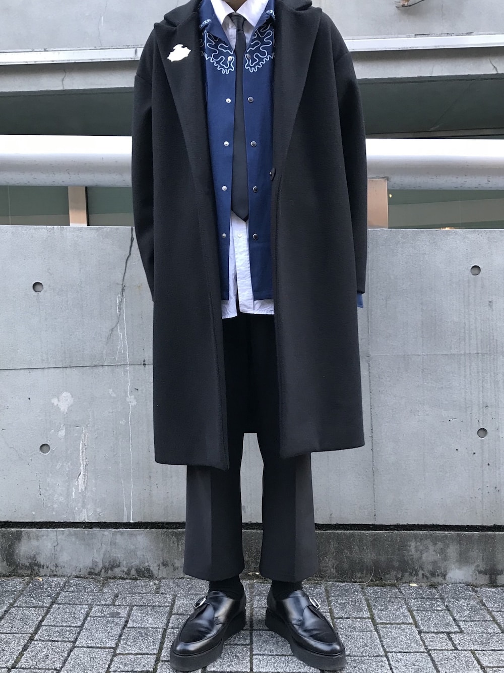 「TOGA、TOGA VIRILIS、冬コーデ、シンプル、シャツスタイル」｜「JOHN LAWRENCE SULLIVANのSILK TWILL NECK TIE（ネクタイ、ブラック系）」を使った、みずきさん（メンズ・170cm）の冬コーディネートの1枚目の写真