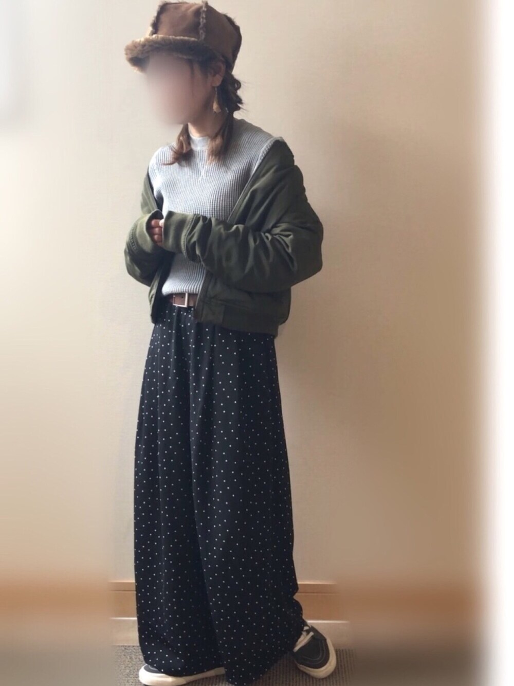 グリーン系のブルゾン、グレー系のTシャツ/カットソー、ブラック系のその他パンツを着用したレディースの冬コーディネートの1枚目の写真