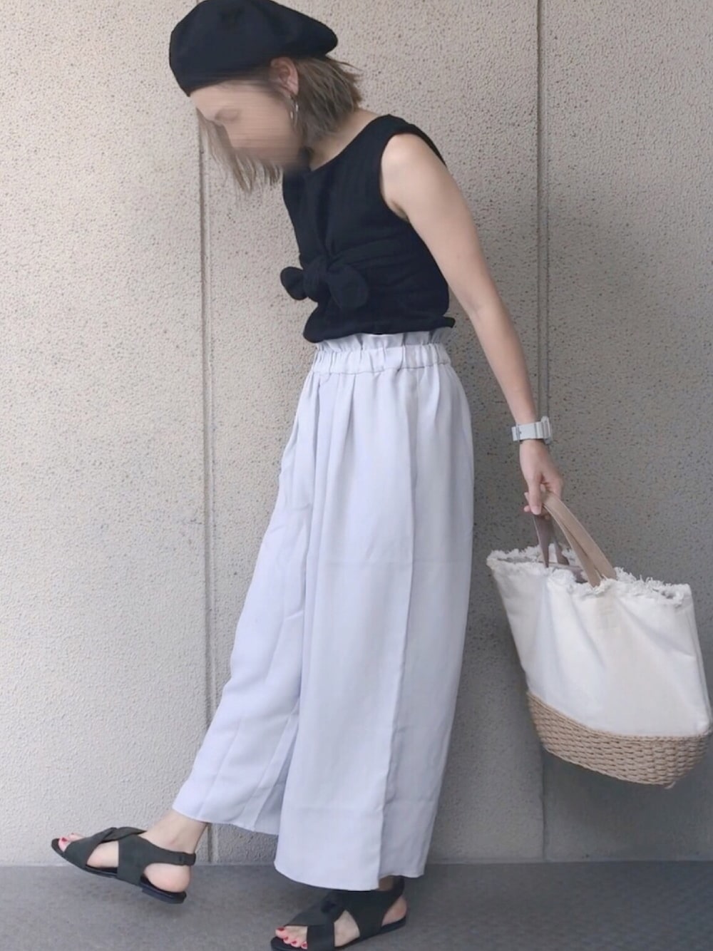 ブラック系のTシャツ/カットソー、グレー系のその他パンツ、ホワイト系のトートバッグを着用したレディースの夏コーディネートの1枚目の写真