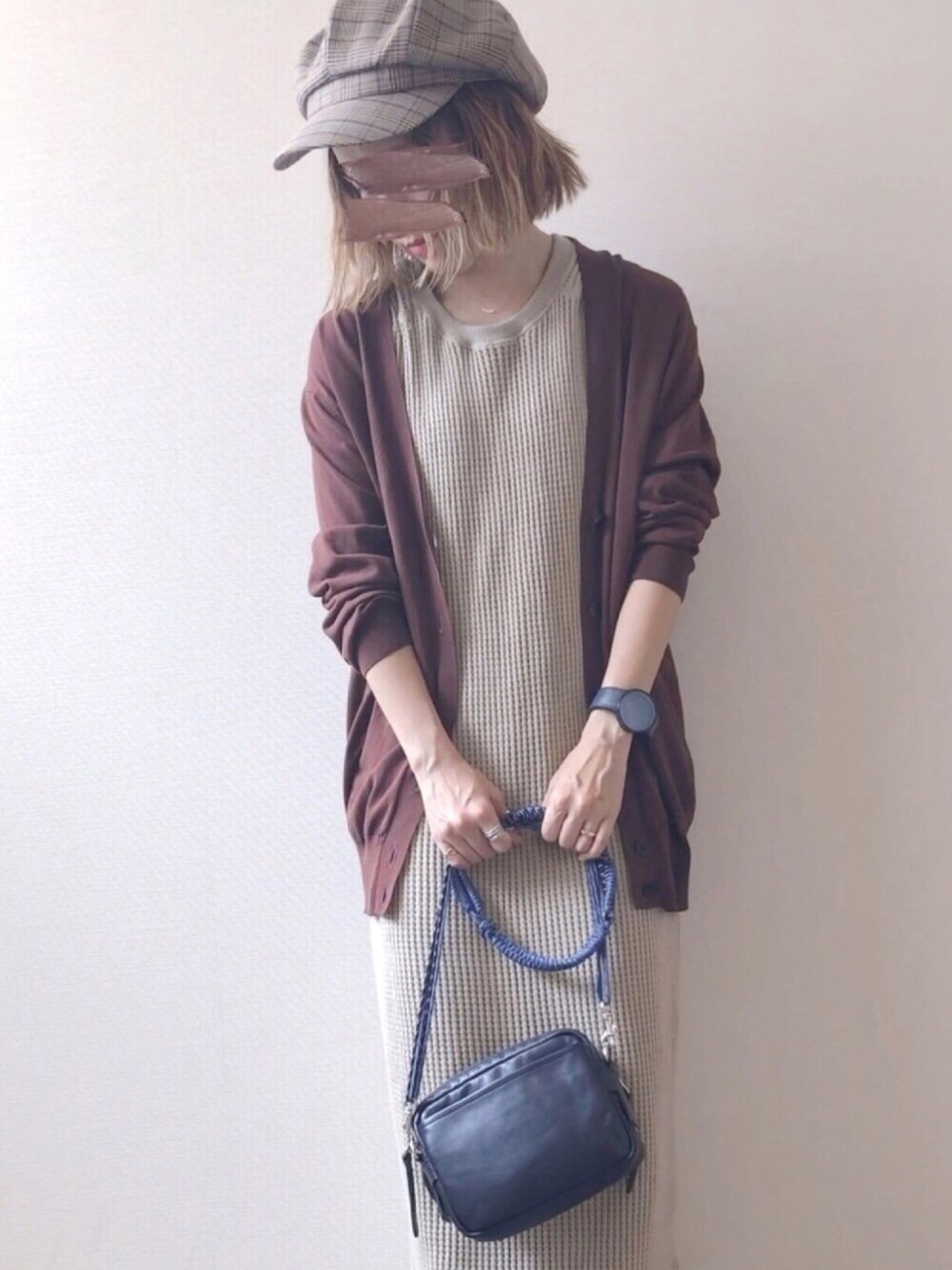 ブラウン系のカーディガン/ボレロ、ベージュ系のワンピース、ブラック系のショルダーバッグを着用したレディースの夏コーディネートの1枚目の写真