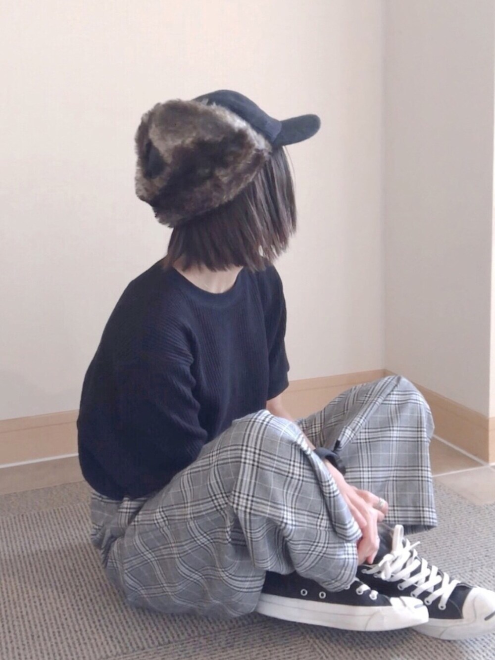 ブラック系のTシャツ/カットソー、グレー系のパンツ、ブラック系のスニーカーを着用したレディースの秋コーディネートの1枚目の写真