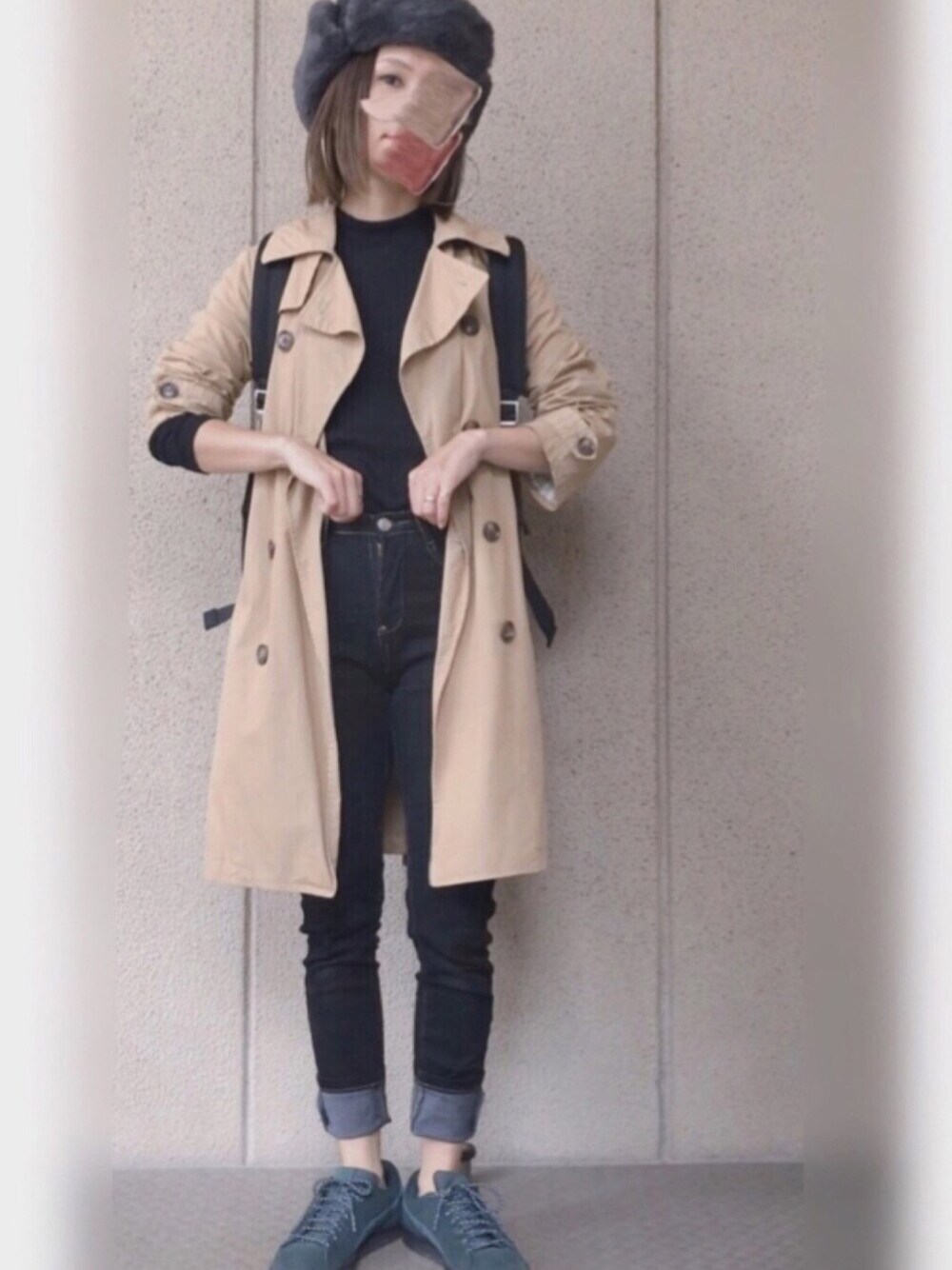 ベージュ系のトレンチコート、ブラック系のデニムパンツ、グリーン系のスニーカーを着用したレディースの秋コーディネートの1枚目の写真