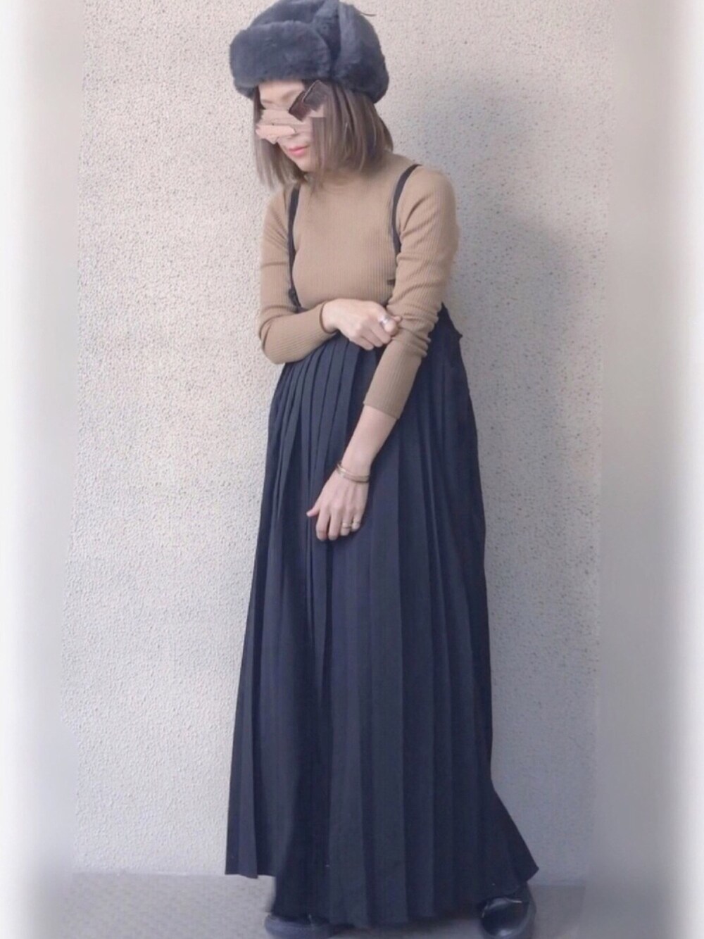 ベージュ系のTシャツ/カットソー、ブラック系のワンピース、ブラック系のスニーカーを着用したレディースの秋コーディネートの1枚目の写真