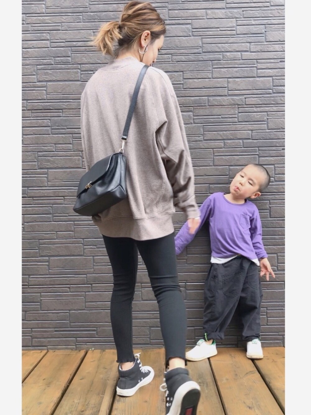 「ママコーデ、低身長、大人カジュアル、シンプルコーデ、プチプラ、UNIQLO、スエット、ラフ、レギンス、おしゃれさんと繋がりたい」｜「UNIQLOのアイテム（スウェット、ブラウン系）」を使った、𝚜𝚊𝚢𝚊さん（レディース・152cm）の冬コーディネートの1枚目の写真