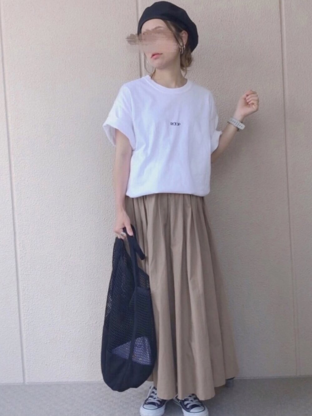 ホワイト系のTシャツ/カットソー、ブラック系のトートバッグ、シルバー系のイヤリングを着用したレディースの夏コーディネートの1枚目の写真