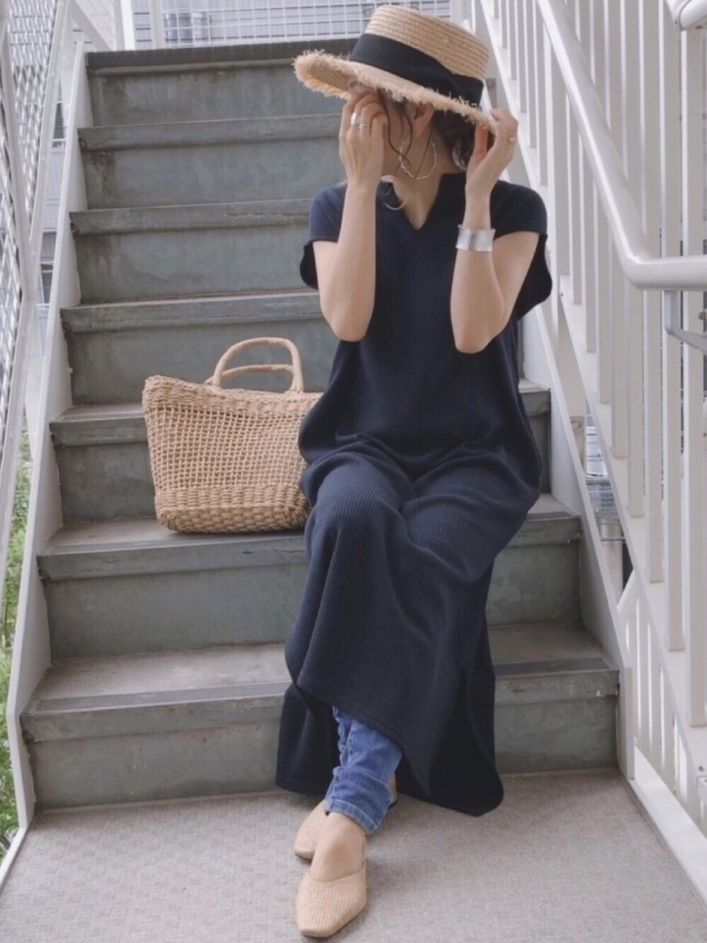 ブラック系のワンピース、ベージュ系のかごバッグ、その他のその他シューズを着用したレディースの夏コーディネートの1枚目の写真