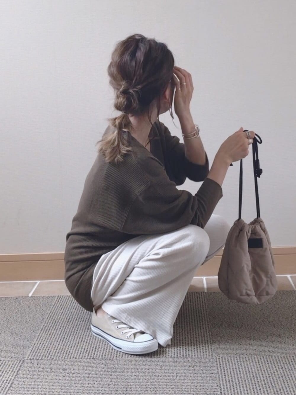 ブラウン系のTシャツ/カットソー、ベージュ系のスニーカー、ブラウン系のTシャツ/カットソーを着用したレディースの秋コーディネートの1枚目の写真