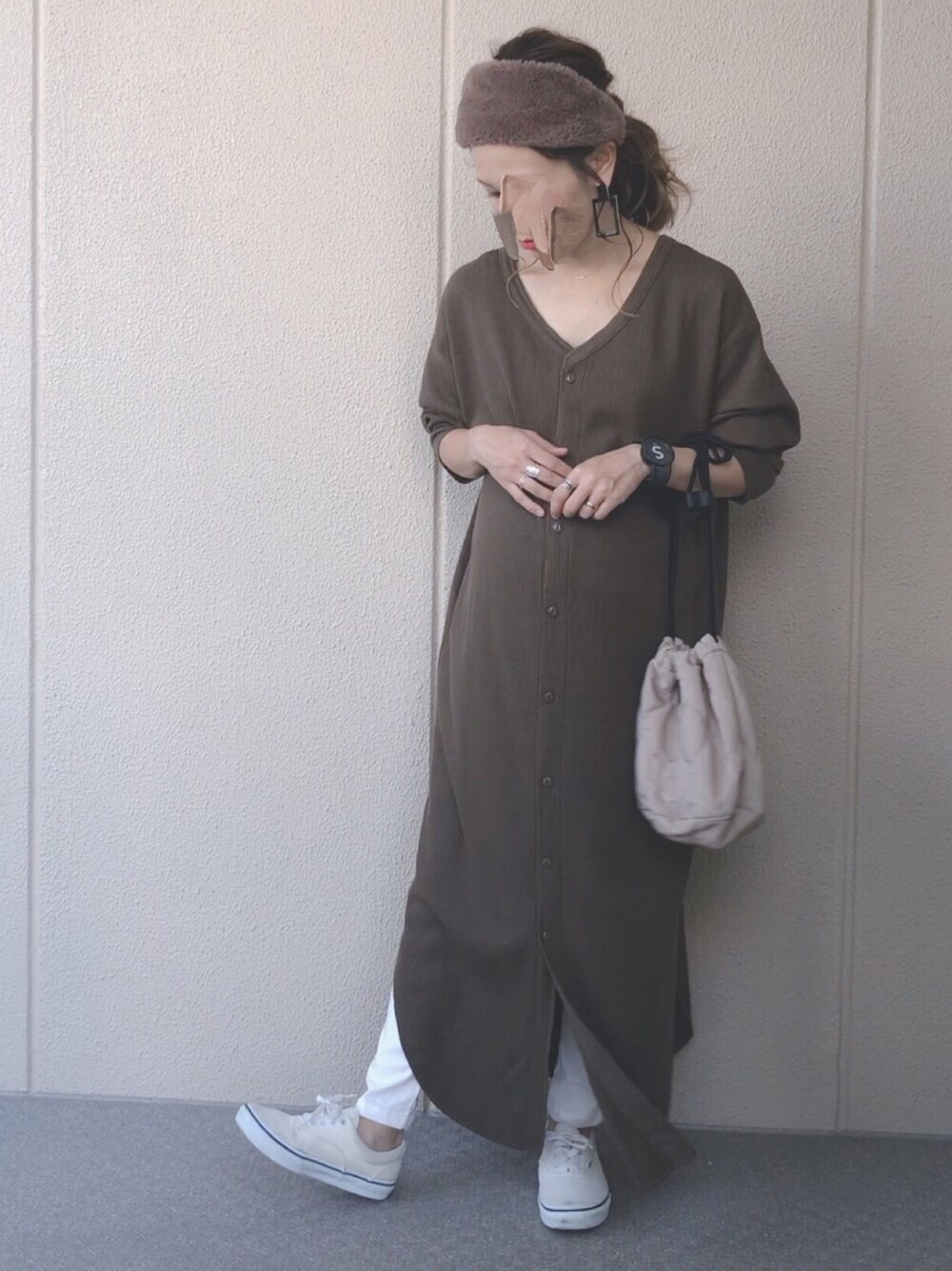 ブラウン系のワンピース、ホワイト系のスニーカー、ベージュ系のショルダーバッグを着用したレディースの秋コーディネートの1枚目の写真