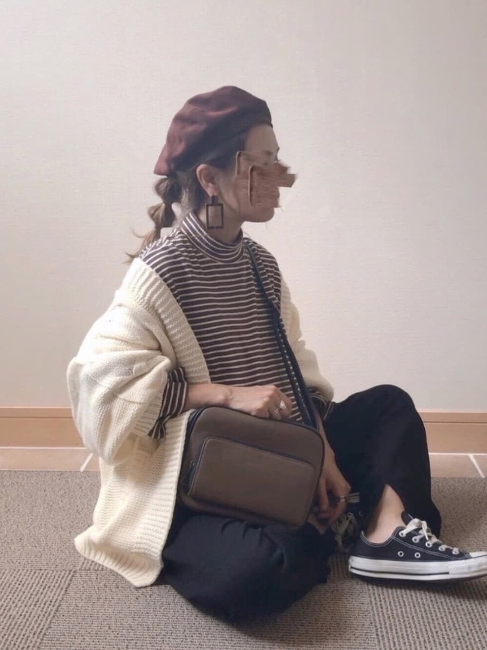 ホワイト系のカーディガン/ボレロ、ブラウン系のTシャツ/カットソー、ブラウン系のショルダーバッグを着用したレディースの秋コーディネートの1枚目の写真