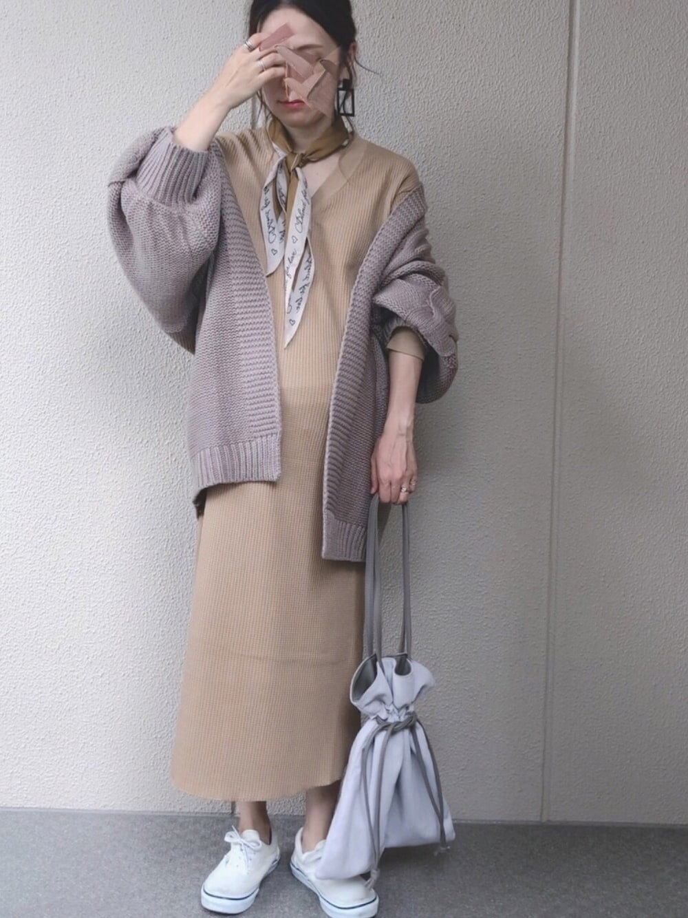 ベージュ系のワンピース、ブラウン系のカーディガン/ボレロ、ベージュ系のトートバッグを着用したレディースの秋コーディネートの1枚目の写真