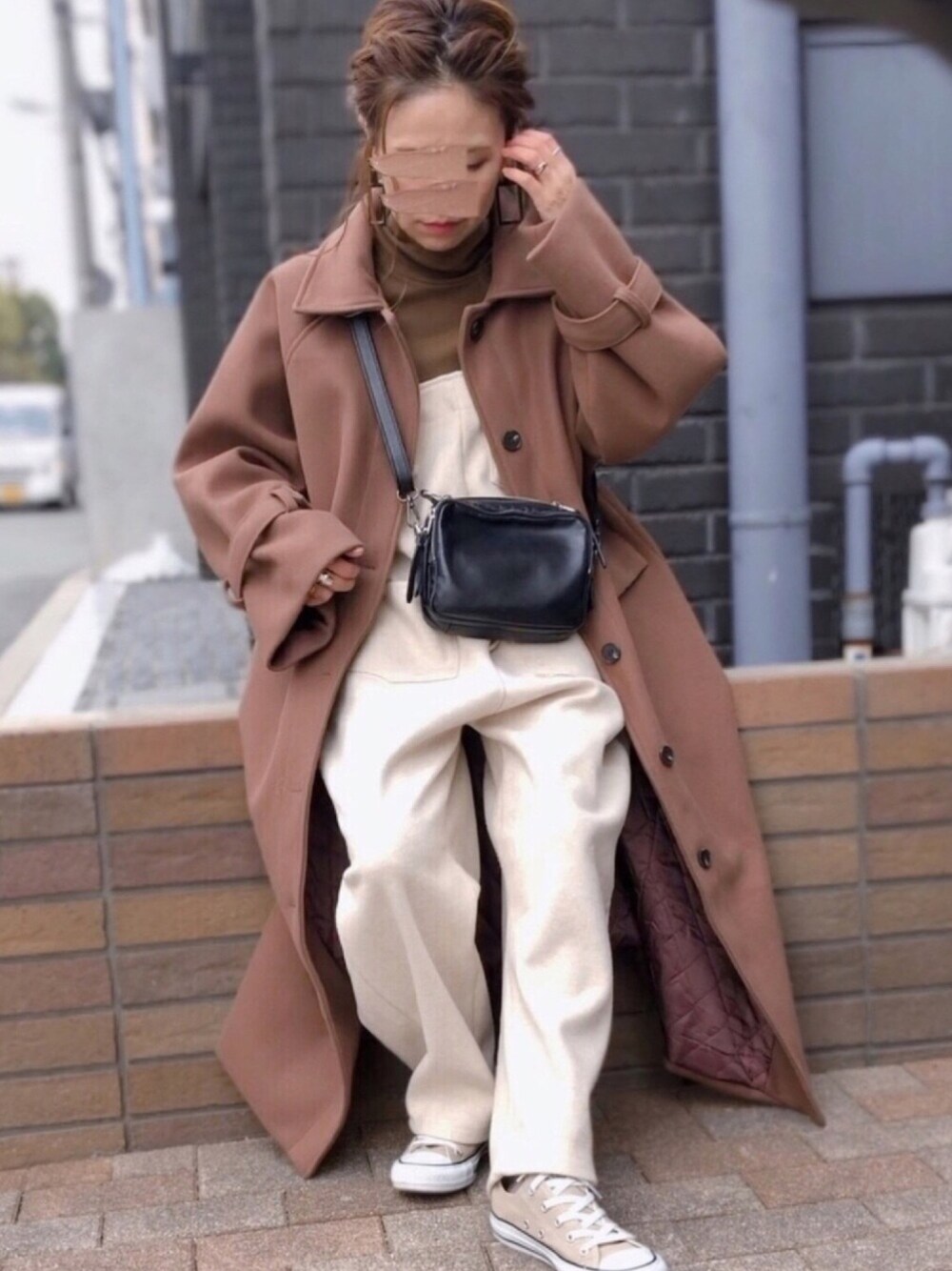 「冬アウター着回しチャレンジ、ママコーデ、低身長、オトナカジュアル、ブラウンコーデ、サロペット、オーバーオール、ロングコート、おしゃれさんと繋がりたい」｜「DHOLICのシングルラグランロングコート（その他アウター、ブラウン系）」を使った、𝚜𝚊𝚢𝚊さん（レディース・152cm）の冬コーディネートの1枚目の写真