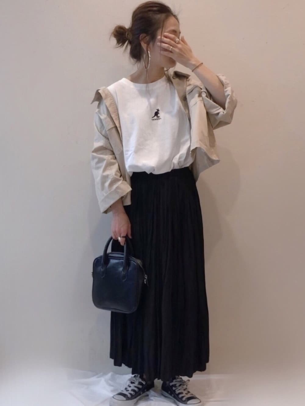 ホワイト系のTシャツ/カットソー、ベージュ系のその他アウター、ブラック系のスカートを着用したレディースの春コーディネートの1枚目の写真