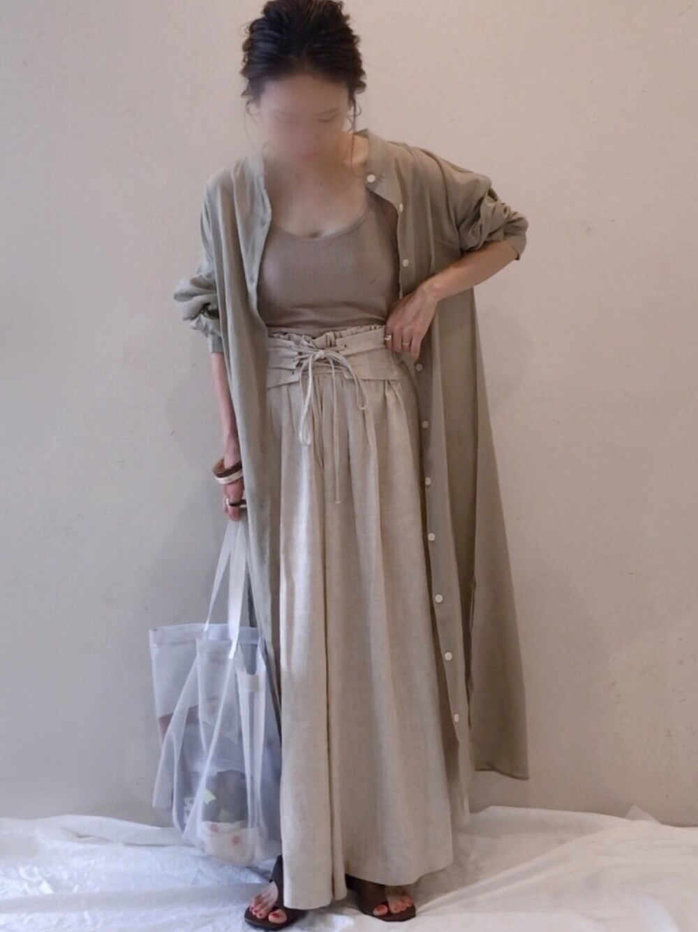 ベージュ系のその他パンツ、グリーン系のワンピース、ブラウン系のサンダルを着用したレディースの夏コーディネートの1枚目の写真