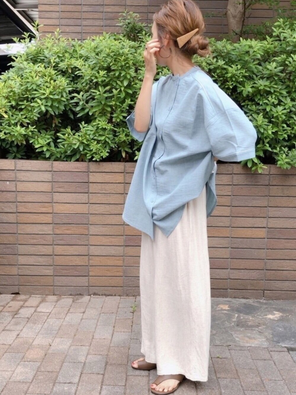 ブルー系のシャツ/ブラウス、ベージュ系のその他パンツ、ブラウン系のサンダルを着用したレディースの夏コーディネートの1枚目の写真