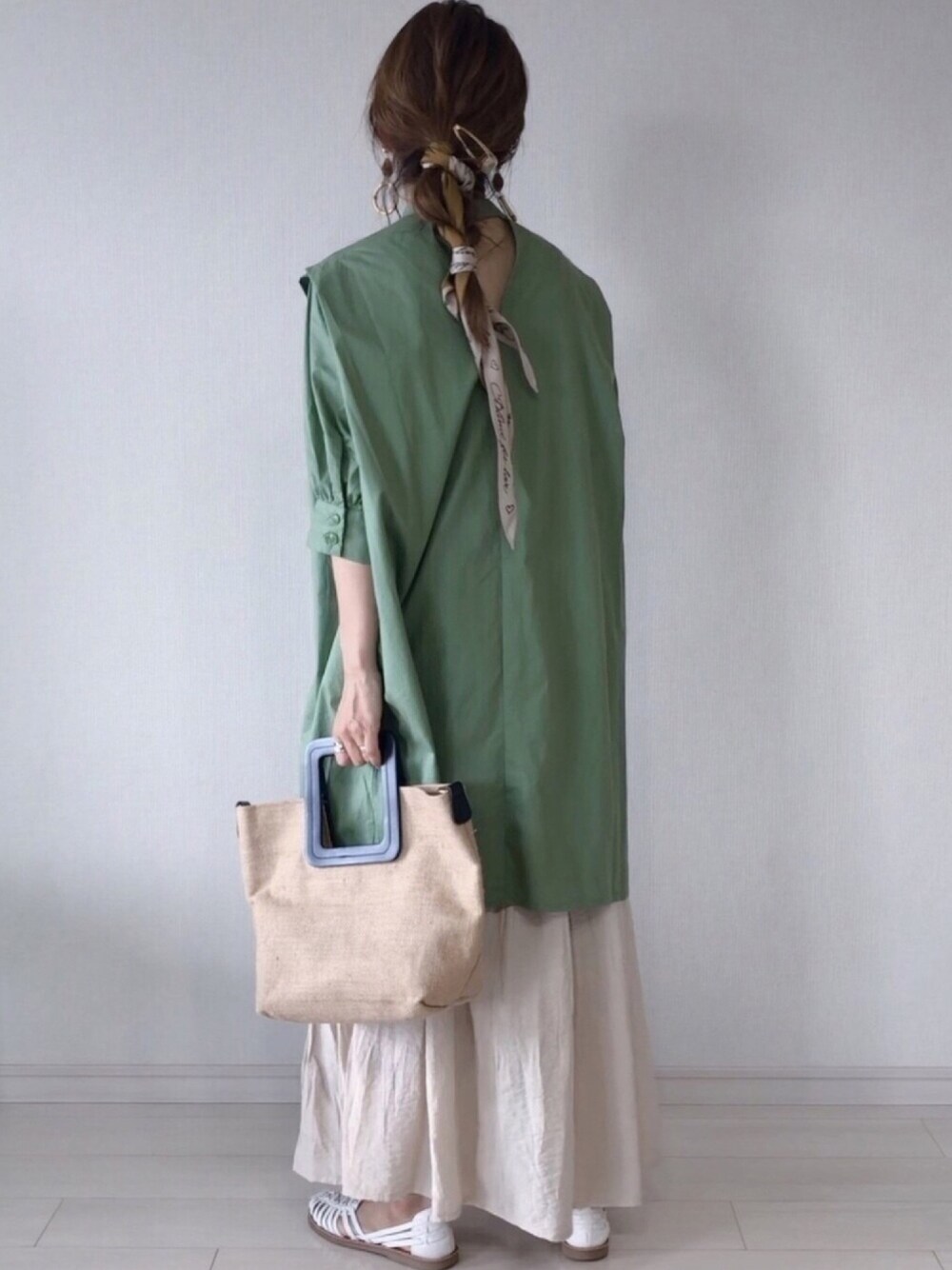 グリーン系のシャツ/ブラウス、ベージュ系のスカート、ホワイト系のスリッポンを着用したレディースの夏コーディネートの1枚目の写真
