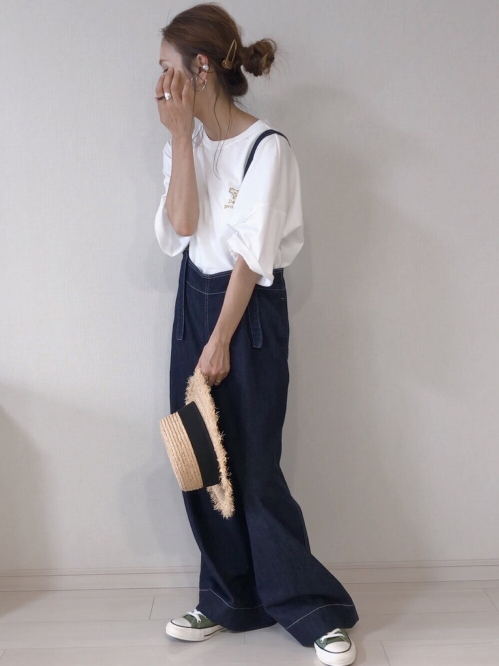 ホワイト系のTシャツ/カットソー、ブルー系のデニムパンツ、グリーン系のスニーカーを着用したレディースの夏コーディネートの1枚目の写真