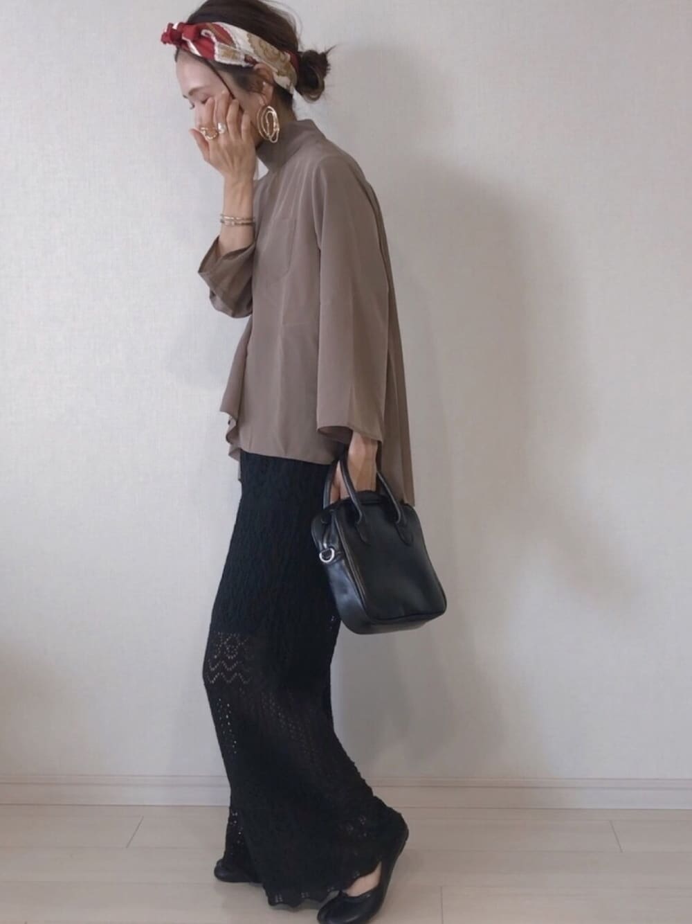 ブラウン系のシャツ/ブラウス、ブラウン系のトップス、ブラウン系のトップスを着用したレディースの夏コーディネートの1枚目の写真