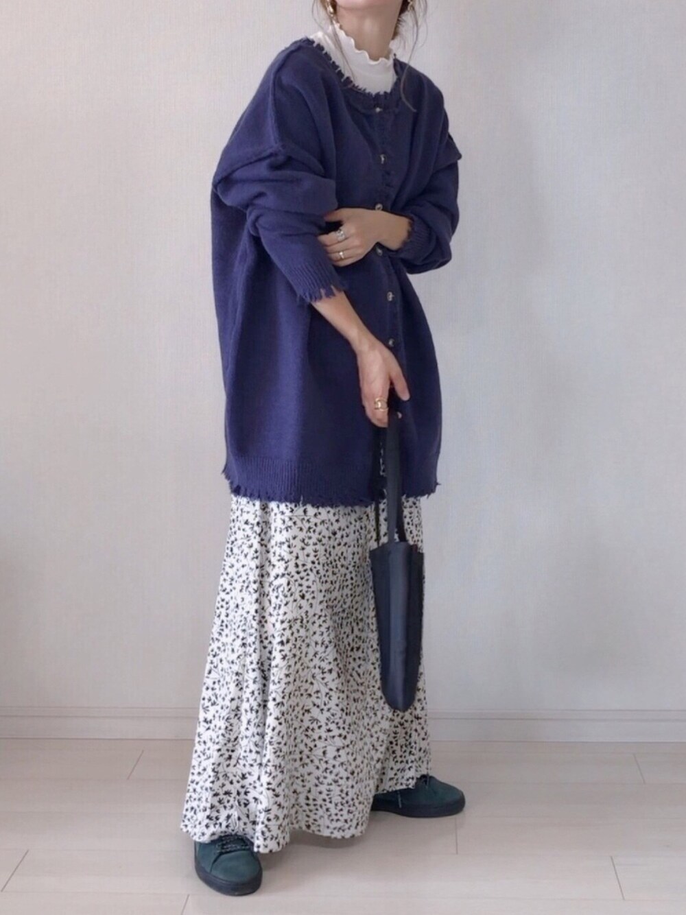 ブルー系のニット/セーター、ホワイト系のTシャツ/カットソー、ホワイト系のスカートを着用したレディースの秋コーディネートの1枚目の写真