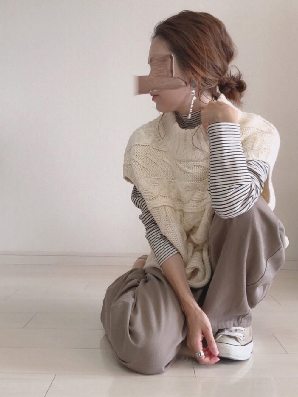 ベージュ系のベスト、ホワイト系のTシャツ/カットソー、ブラウン系のその他パンツを着用したレディースの秋コーディネートの1枚目の写真
