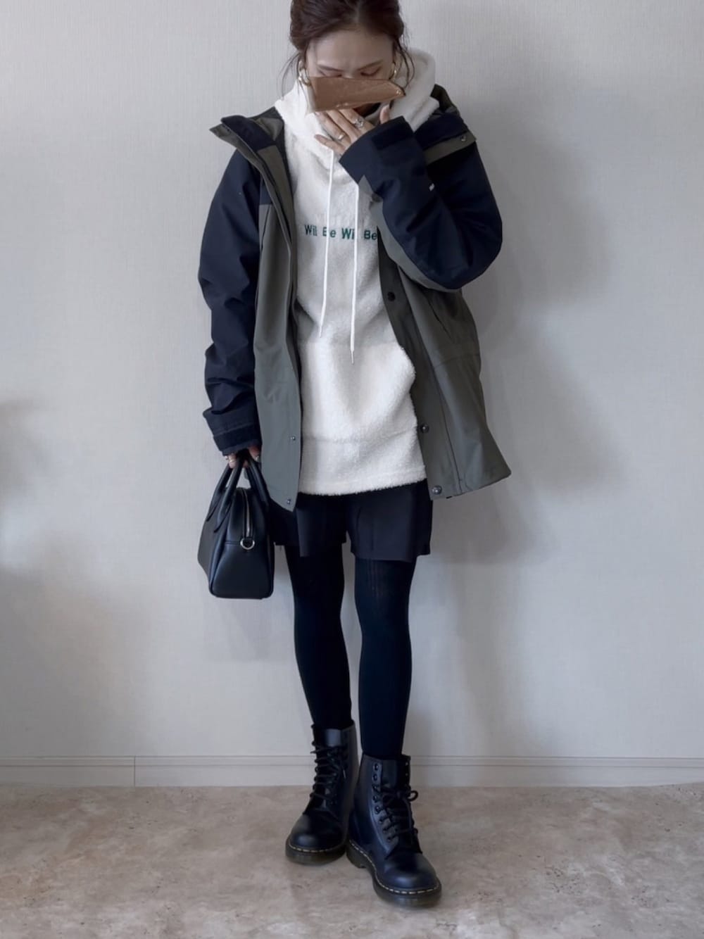 ãã¯ã€ãç³»ã®ããŒã«ãŒãã°ãªãŒã³ç³»ã®ããŠã³ãã³ããŒã«ãŒããã©ãã¯ç³»ã®ããŒããççšããã¬ãã£ãŒã¹ã®å¬ã³ãŒãã£ããŒãã®1æç®ã®åç