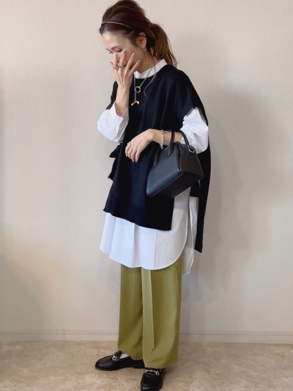 ブラック系のベスト、ホワイト系のシャツ/ブラウス、ブルー系のその他パンツを着用したレディースの冬コーディネートの1枚目の写真