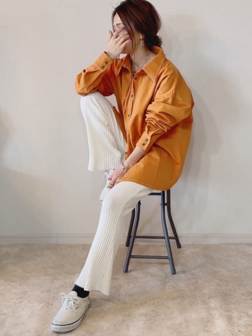 オレンジ系のシャツ/ブラウス、ホワイト系のその他パンツ、ホワイト系のスニーカーを着用したレディースの春コーディネートの1枚目の写真