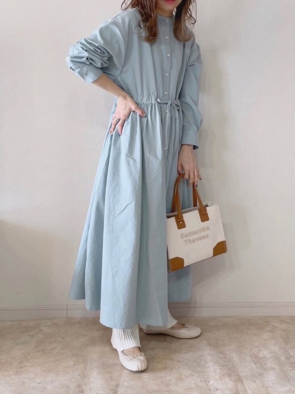 ブルー系のワンピース/ドレス、ホワイト系のその他パンツ、ベージュ系のトートバッグを着用したレディースの春コーディネートの1枚目の写真