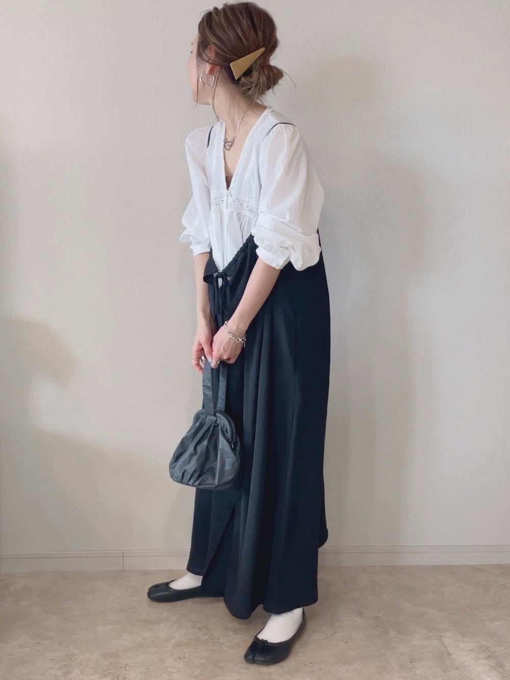 ブラック系のワンピース、ホワイト系のシャツ/ブラウス、ブラック系のショルダーバッグを着用したレディースの春コーディネートの1枚目の写真