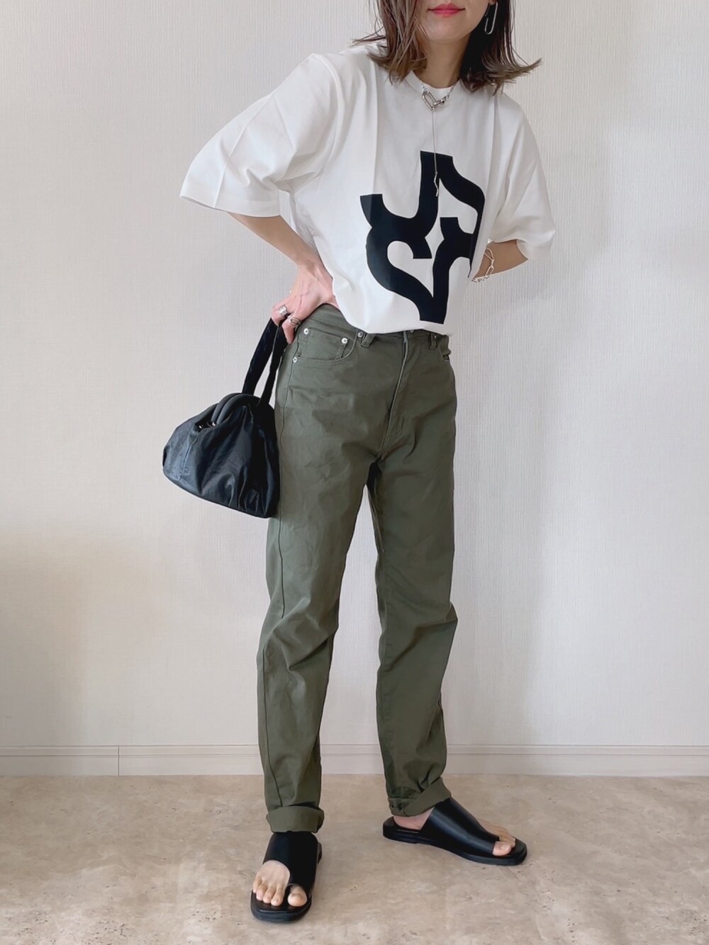 ホワイト系のTシャツ/カットソー、ブラック系のショルダーバッグ、シルバー系のネックレスを着用したレディースの春コーディネートの1枚目の写真