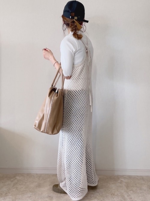 ベージュ系のアイテムを使った ニットワンピース の人気ファッションコーディネート Sciaky