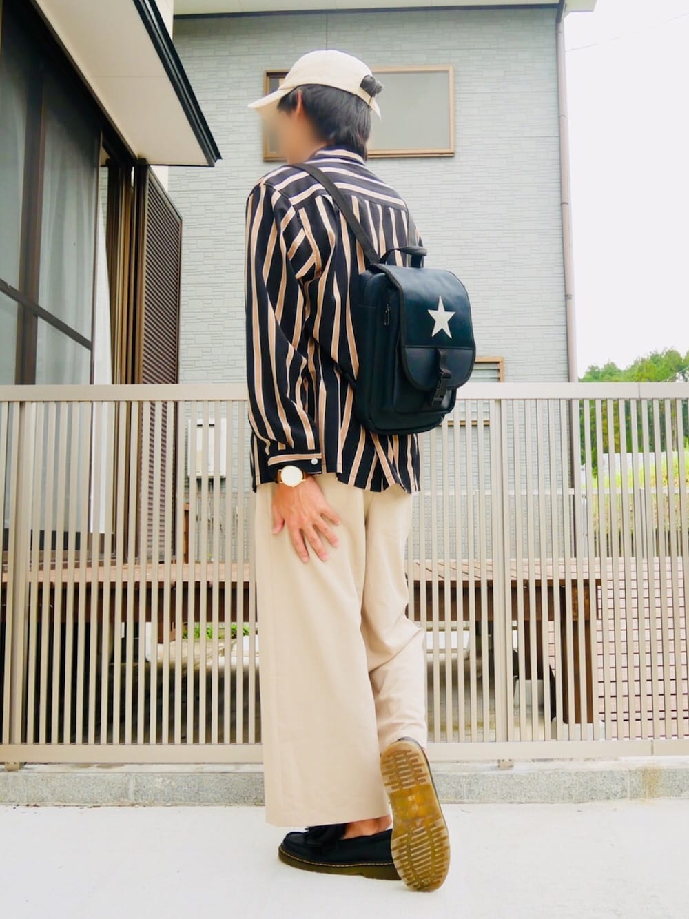 ブラック系のシャツ/ブラウス、ベージュ系のその他パンツ、ブラック系のローファーを着用したメンズの秋コーディネートの1枚目の写真