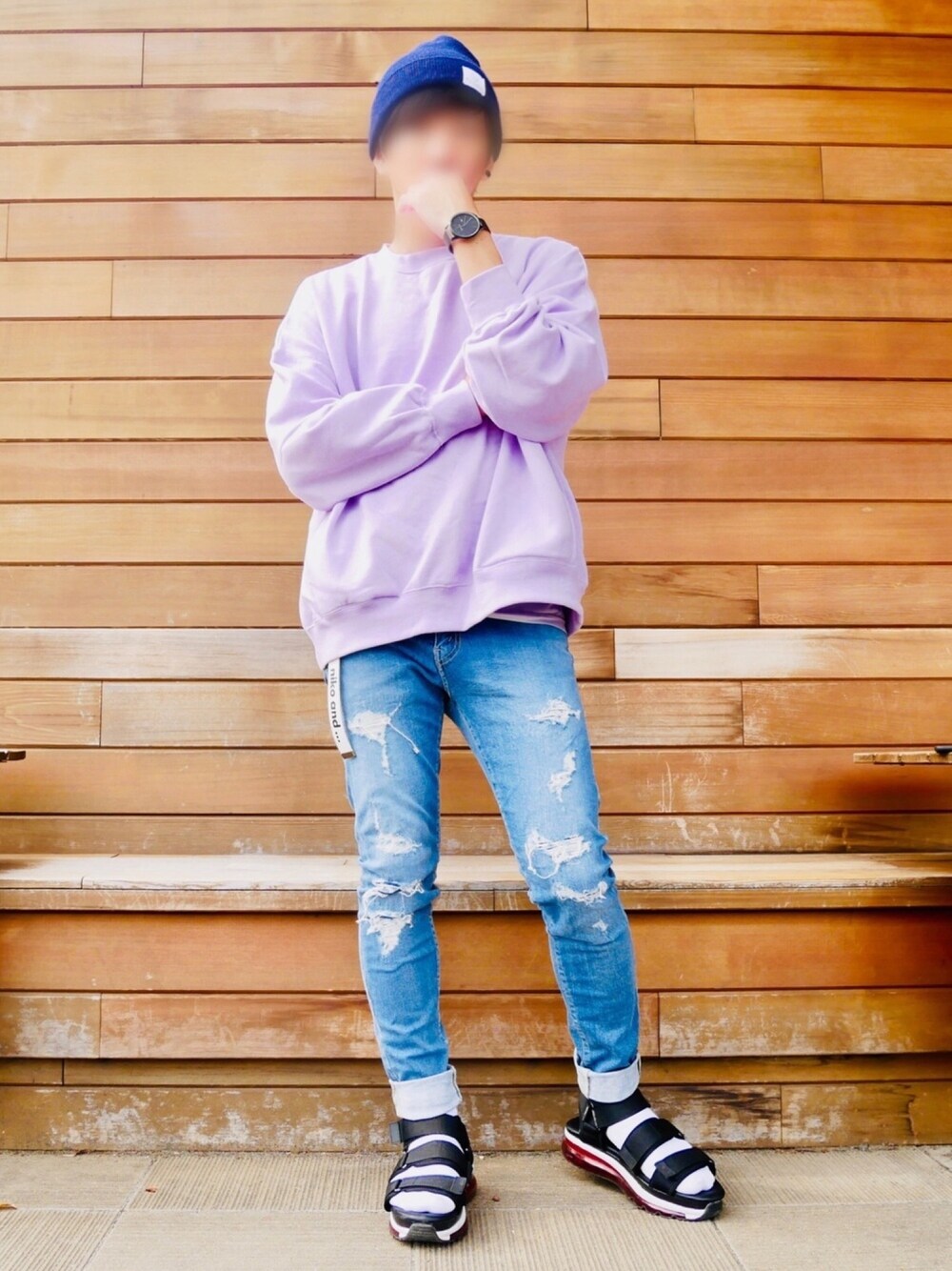 パープル系のスウェット、ブルー系のデニムパンツ、ブラック系のサンダルを着用したメンズの冬コーディネートの1枚目の写真